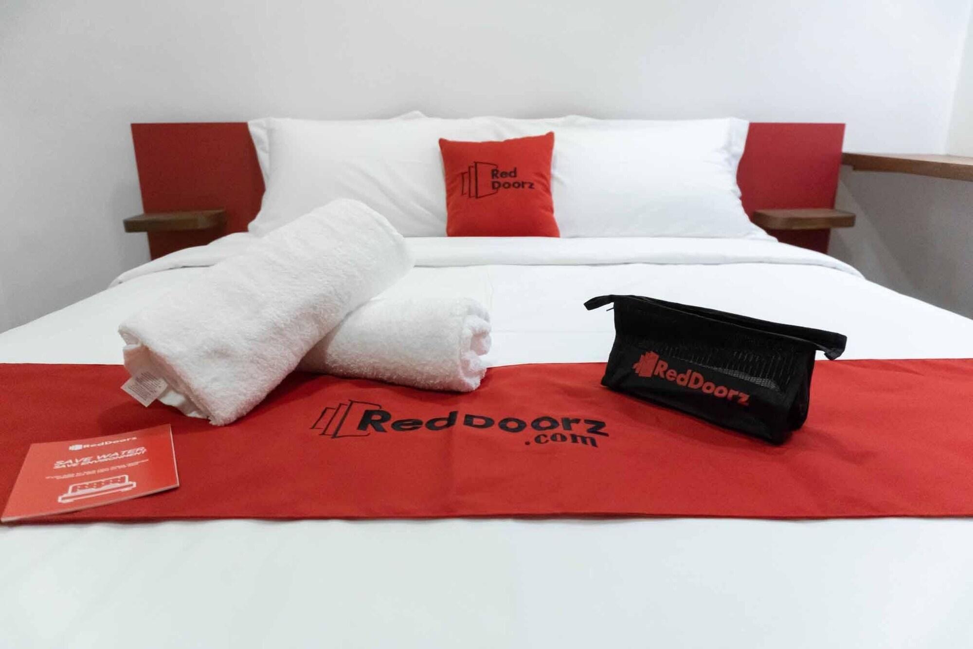 Reddoorz Plus At Mm Hotel Las Pinas Former Reddoorz Plus Near Bamboo Organ Екстер'єр фото